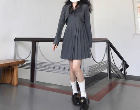 转卖东日是个卷毛 气质百褶吊带裙防晒上衣套...