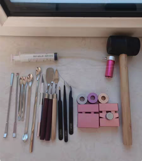 口红脱模器?1，挖勺?6，调色盘?1，镊子...