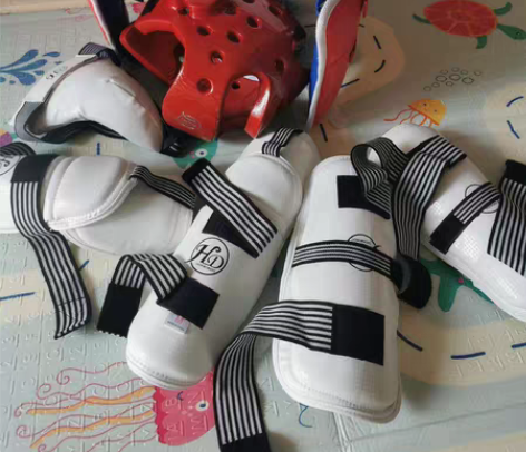 跆拳道护具全新，一次没穿过，M号，适合13...