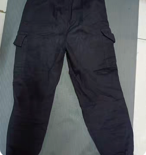 包邮黑色加绒工装裤，脚口是松紧的 感兴趣的...