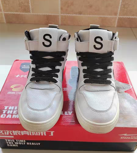 女士运动休闲鞋白色37码 鞋帮有点发黄介意...