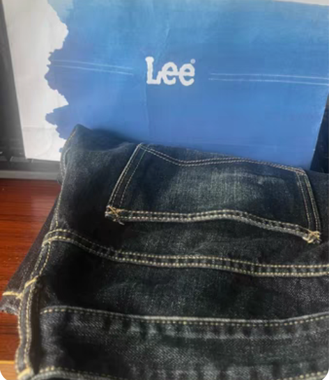LEE牛仔裤。修身款,本人今年胖了穿不下。...