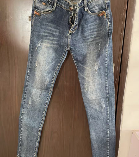 包邮八成新，自己很少穿牛仔裤，低价出，包邮...