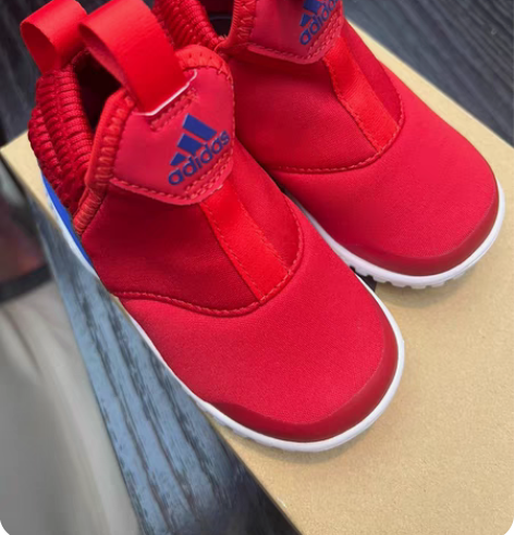 全新阿迪儿童运动鞋 买来一直忘记穿了 全新...