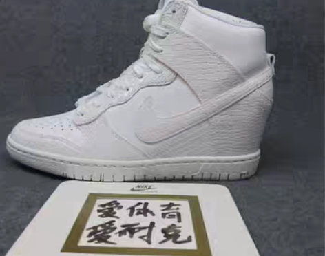 转卖NIKE DUNK SKY HIGH 女子运动鞋… 颜色...