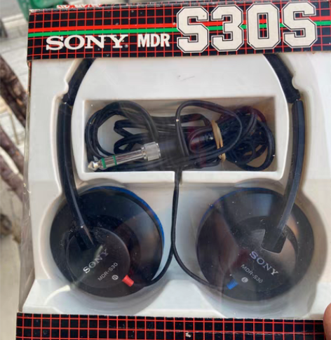 带包装的索尼高端头戴耳机 mdr-s30s...