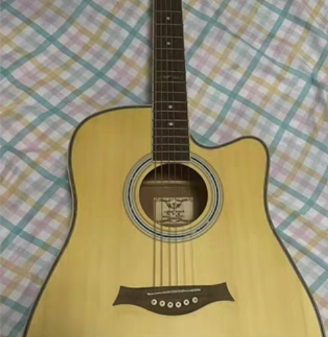 吉他只是玩了几天，就在也没碰。 感兴趣的私...