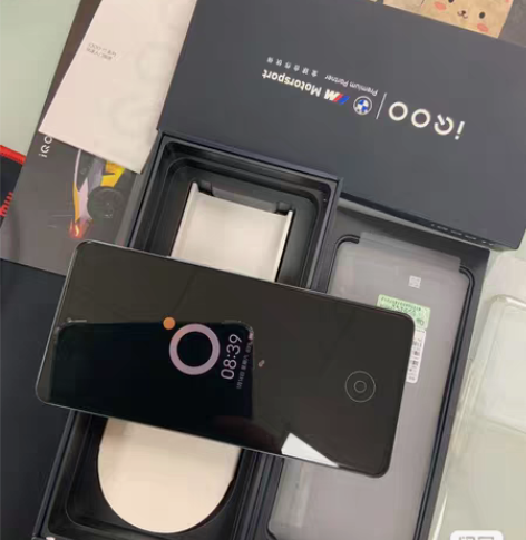 收一台iqoo11 16+512 什么颜色...