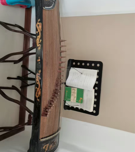 龙凤牌古筝,七层新。有几处轻微掉皮,不影响...