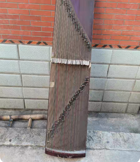 新筝，右边可以当古筝弹，反过来就是新筝新筝...