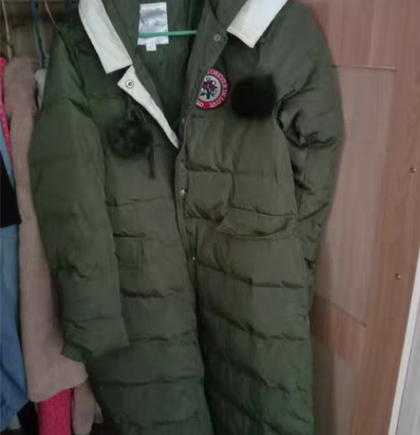简朵鸭绒服衣领有黑污渍，自行清洗。 感兴趣...