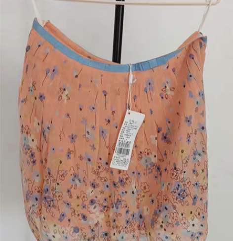 包邮简朵全新带牌小碎花半身裙 感兴趣的话点...