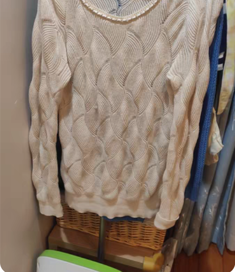 纯棉针织衫 两件都是简朵的，纯棉，可贴身穿...