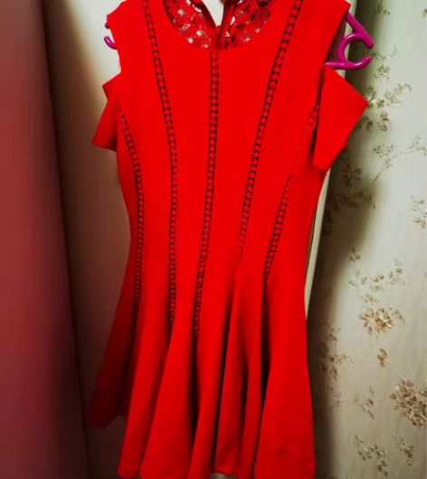 包邮红色连衣裙，颜色正，重工 垂感好，大裙...