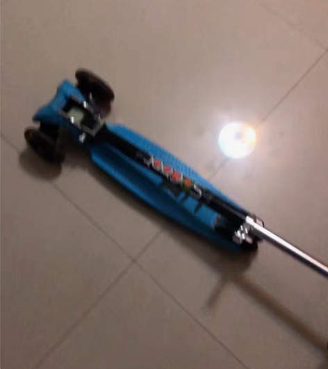 儿童滑板车。蓝色三个轮子。滑动有一个轮子好...