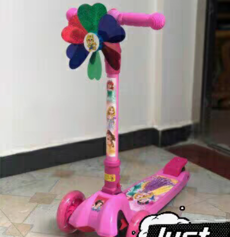 两个滑板车，一个单滑，一个双滑，孩子大了用...