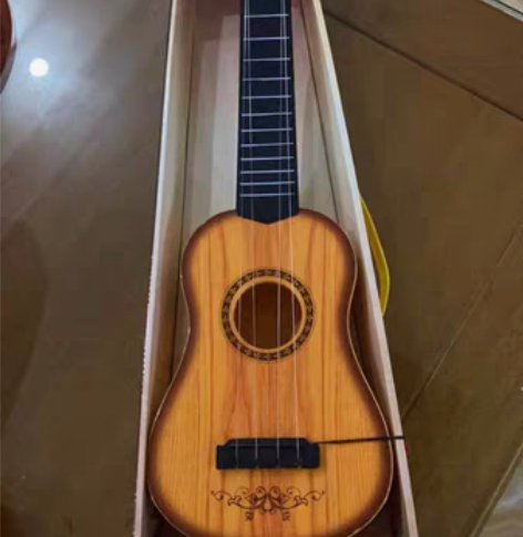 60cm长  尤克里里 买回来试弹了一下就...