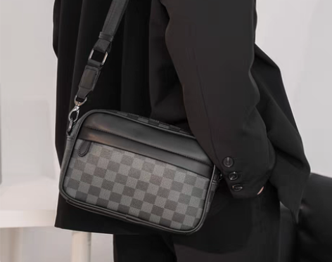 转卖新款潮流潮牌男士休闲格子单肩包韩版皮质...