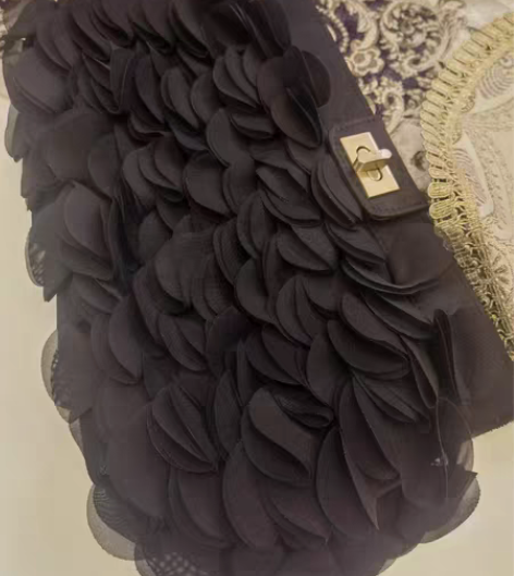 包邮女士缎面花朵手拿包，微瑕 闲置出售??...