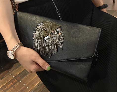 转卖手拿包女2022新款个性复古手包软皮铆...