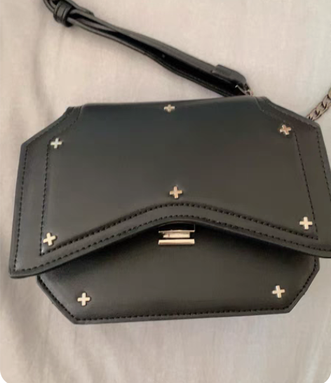 包邮黑色斜挎包 链条包 铆钉包 小包包 线...