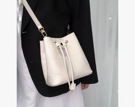 转卖极简鳄鱼纹迷你水桶包女2021新款潮小...