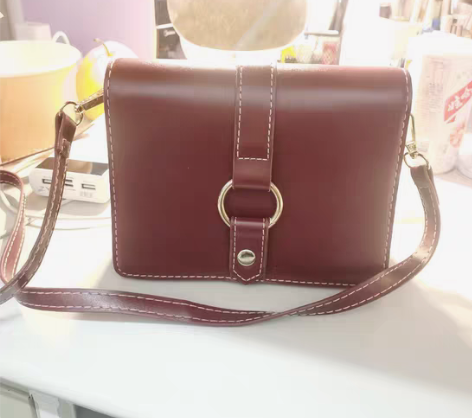 包邮棕色小皮包斜挎包 充满复古气息 很有质...