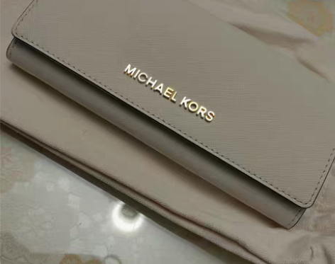 Mk的正品女士钱包,买入价有点小贵,现在跳...