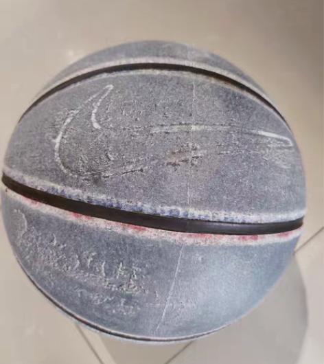 包邮篮球，两个，明显使用痕迹，不玩了，便宜...