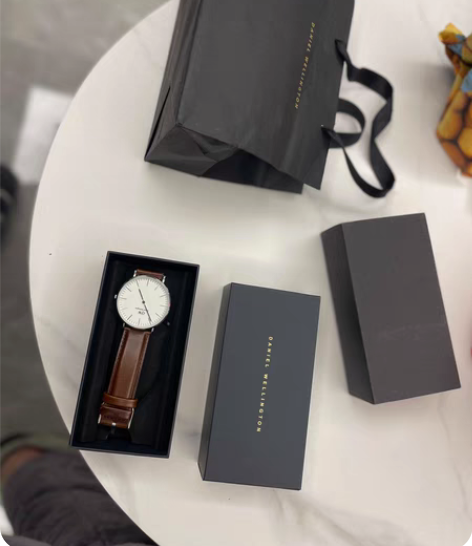 DW手表京东自营店购买，没有表盒了，几乎全...