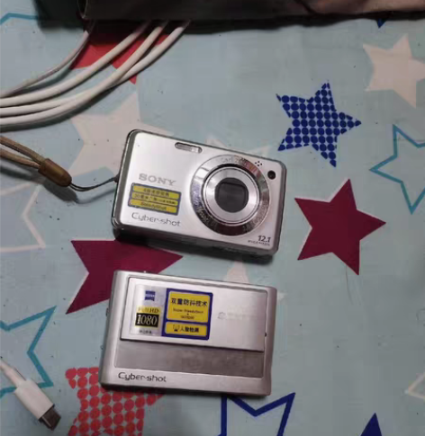 索尼相机两个  轻微瑕疵   能正常使用 ...