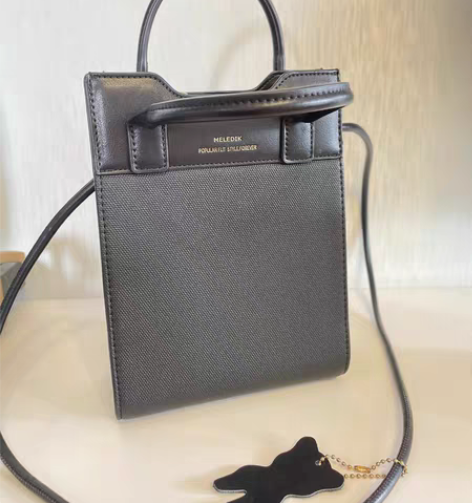 小众设计师品牌手提包，几乎全新，买来背过一...