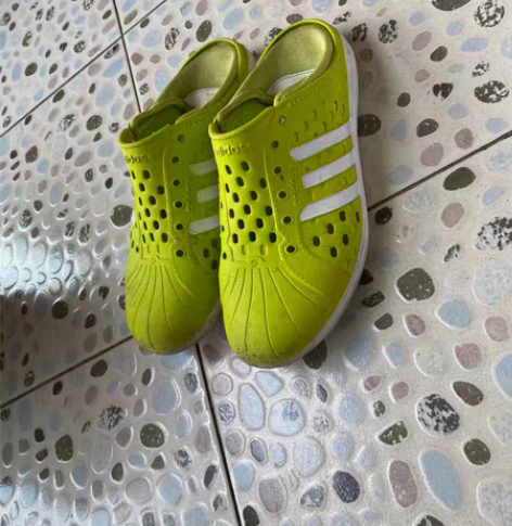 包邮阿迪达斯Adidas原盒贝壳头洞洞凉鞋...