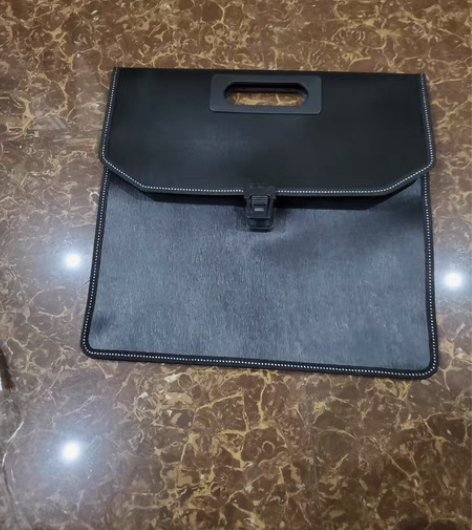 手提文件袋，30＊33CM，里面有一个隔层...