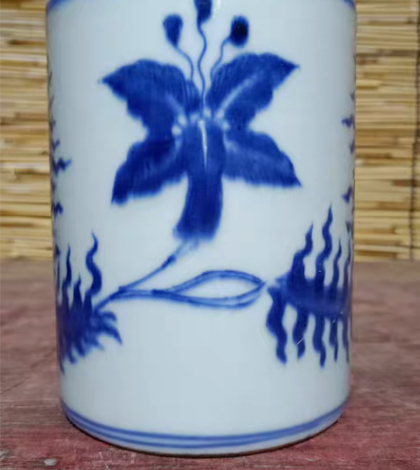 包邮青花花卉笔筒，青花色泽沉稳，瓷质细腻，...