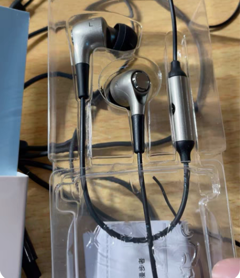 漫步者耳机，几乎全新，盒子，转接线都在 感...