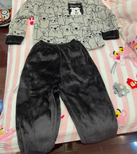 转卖男女同款高级宝宝绒睡衣，一套全新35，...