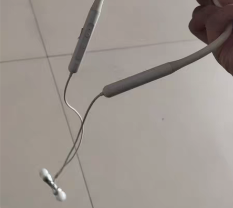 爱奇艺正版运动耳机，用过一段时间，纯白色的...