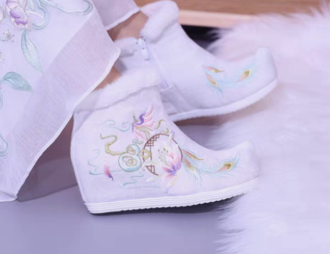 转卖冬季汉服靴子女古风汉服鞋翘头内增高雪地...