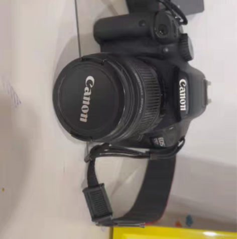 佳能单反550d，镜头完美无损。 很有质感...