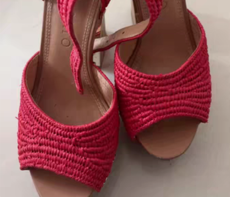 包邮思加图红色防水台高跟鞋，10厘米左右。...