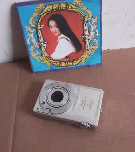 爱国者T60数码相机一个 屏幕里有些类似灰...