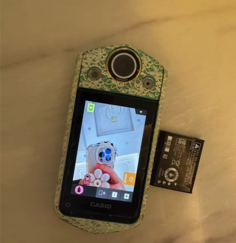 卡西欧tr350美颜相机 两个电池?8g卡...