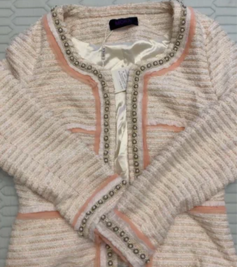 包邮全新，小香风套装还有一个短裤，中码，不...