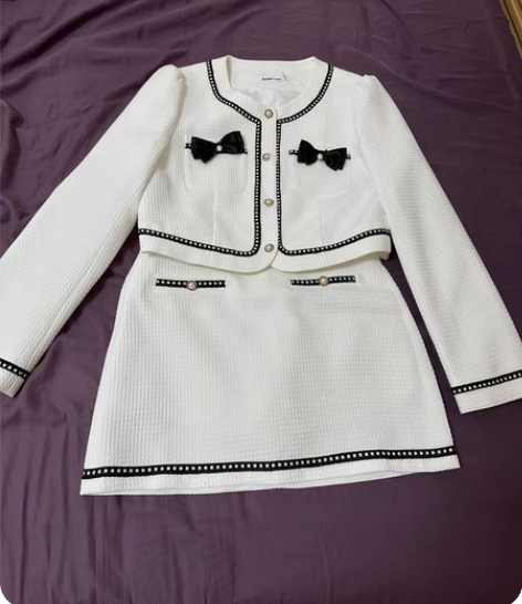 爱依服IEF白色小香风套装，实体店买的，吊...