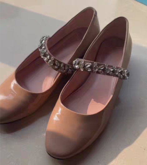 漆皮玛丽珍鞋。裸粉色真的特别温柔的颜色。 ...