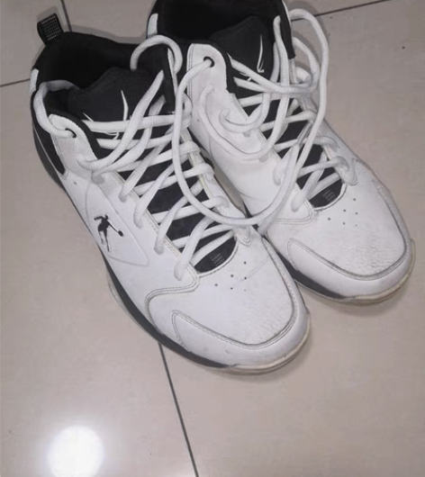 包邮乔丹篮球训练鞋（最低价了） 9成新40.5码感兴趣的话点...