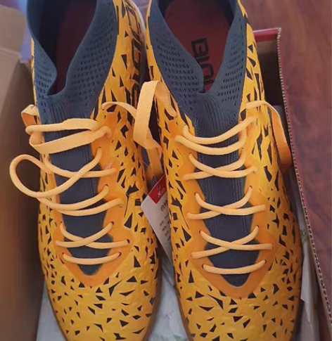 特步足球鞋,全新未拆吊牌。 感兴趣的话点“...