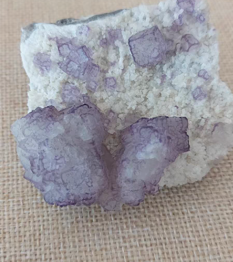 天然二维码萤石，因酷似二维码而得名。 用手...