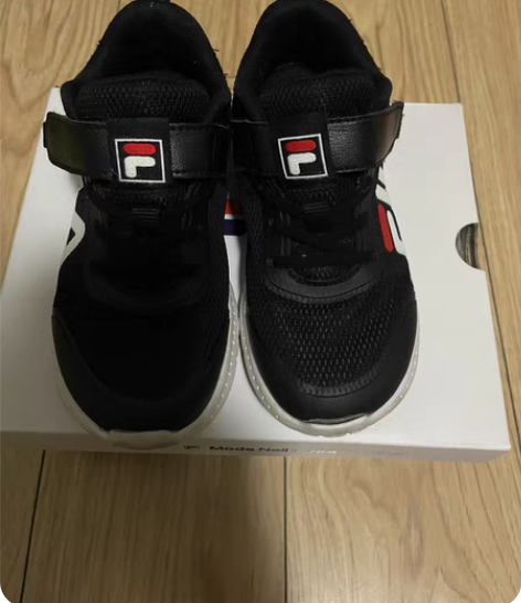 自家孩子穿小的，已清洗干净，购于斐乐实体店...